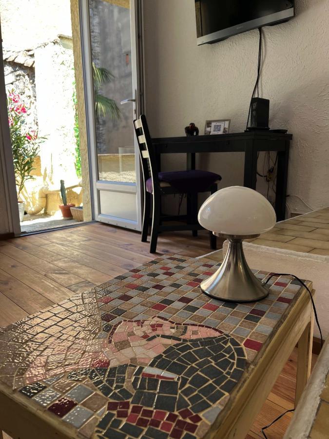 Studio Avec Terrasse Sur Cour, Authentique, Calme Avinyon Dış mekan fotoğraf